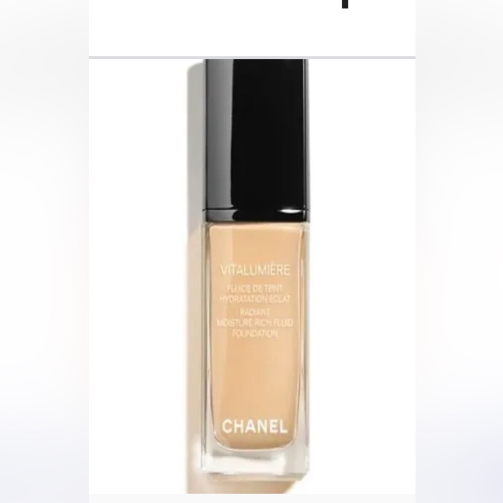 CHANEL Vitalumière Radiant Moisture Foundation - Beige